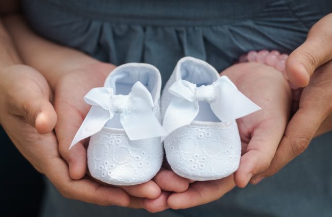 Idées de cadeaux pour jeunes parents vraiment utiles. Photo de Alex Tim/Pexels.