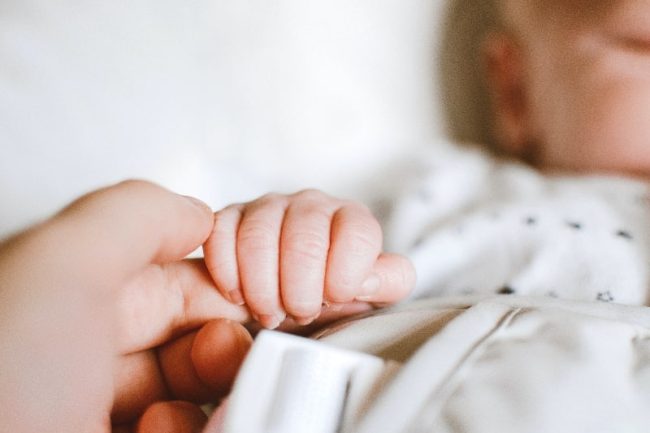 En adoptant certaines astuces, les futurs parents peuvent préparer l'arrivée de bébé sans se ruiner. Photo de Lisa Fotios/Pexels