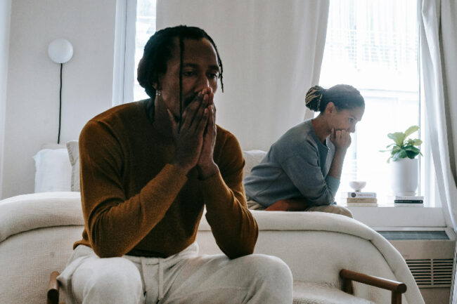 Le baby clash désigne la période de tensions que connaissent de nombreux couples à l'arrivée de bébé. Photo de Alex Green/Pexels