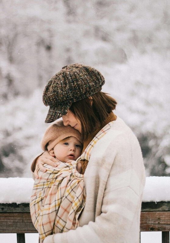 Blog d'astuces périnatales 14 maman portant son bébé dans le meilleur porte-bébé de 2025