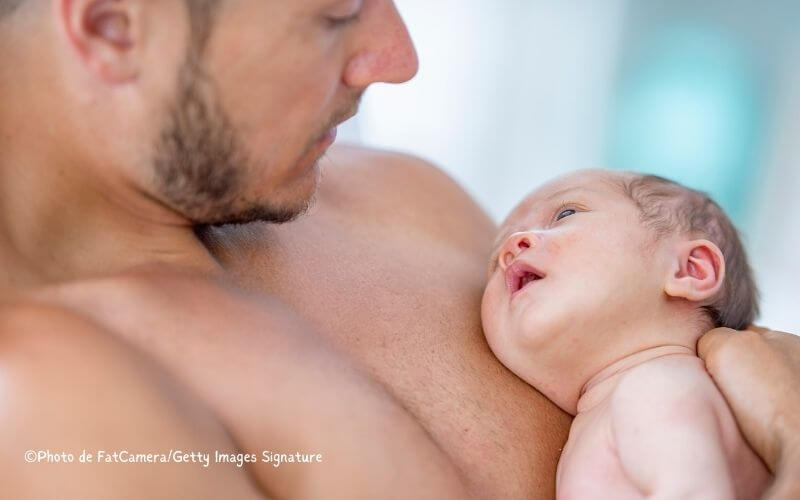 peau à peau d'un papa avec son bébé.