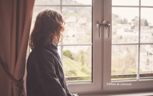 Entre tabou sociétal et émotions contradictoires, le regret maternel plonge les mères dans une grande détresse émotionnelle. Photo de Lolostock